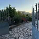 La Camelia House * Bracelli